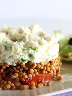 Una foto de Timbal de lentejas con brandada de bacalao y tomate