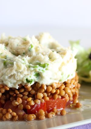 Una foto de Timbal de lentejas con brandada de bacalao y tomate