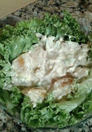 Una foto de Ensalada de pollo con aroma de mandarina