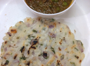 A picture of Akki roti and kurma.
