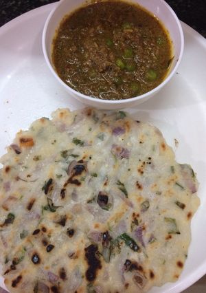 A picture of Akki roti and kurma.
