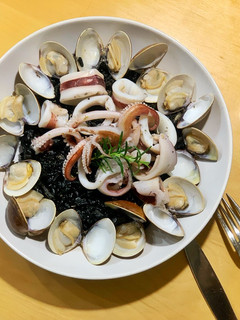 Risotto Nero墨魚海鮮燉飯 的食譜成品照片