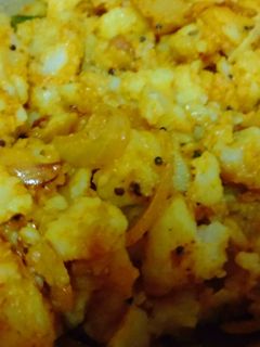 बटाट्याची सुकी भाजी (batatyachi sukhi bhaji recipe in marathi) रेसिपी चे मुख्य फोटो
