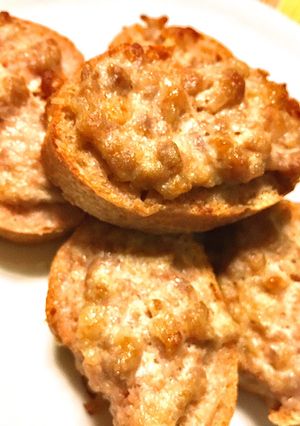 Foto di Crostini stracchino fatto in casa e salsiccia