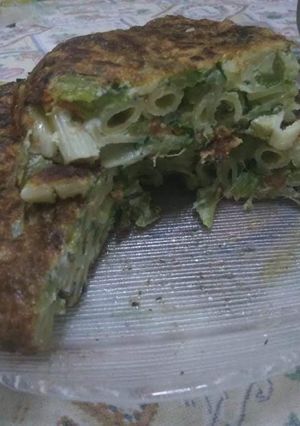 Una foto de Tortilla de fideos y tallos