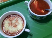 Una foto de sopa de remolacha
