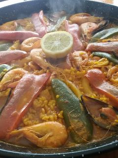 Una foto de Paella de marisco