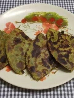 पालक पनीर पराठा(PALAK PANEER PARATHA RECIPE IN HINDI) रेसिपी मुख्य फोटो