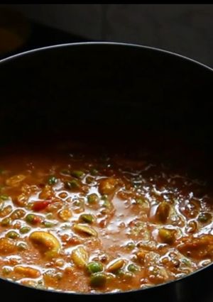 ओले काजू आणि मटार उसळ (Ole Kaju Matar Usal Recipe In Marathi) रेसिपी चे मुख्य फोटो