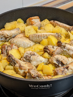 Una foto de Alitas fritas con patatas al Jerez