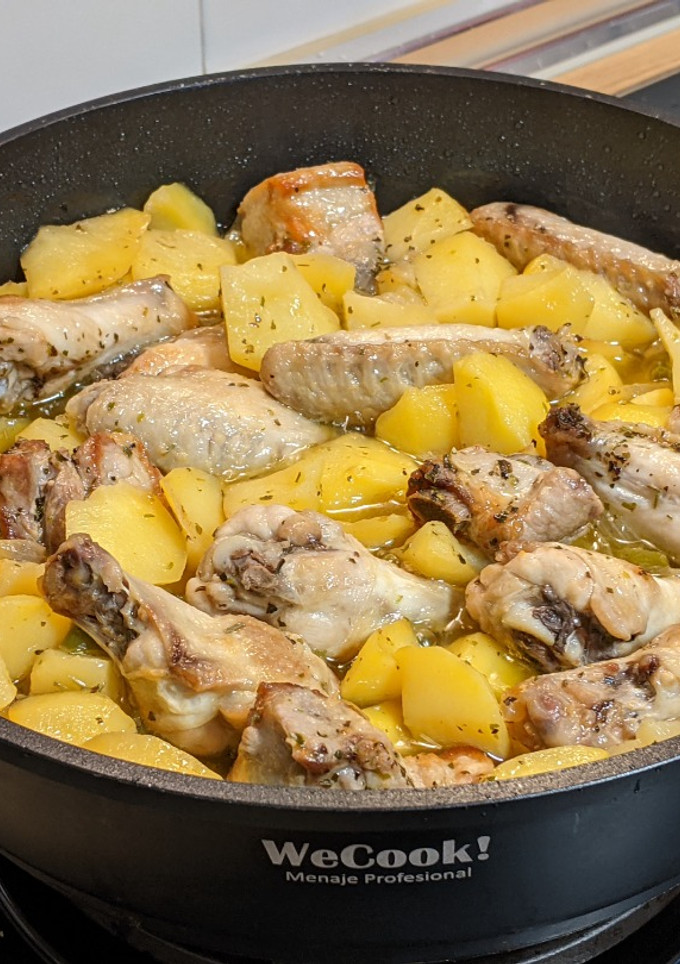 Una foto de Alitas fritas con patatas al Jerez