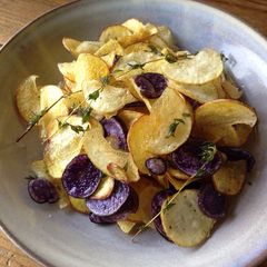 A picture of Homemade herb-fried potato chips.