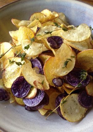 A picture of Homemade herb-fried potato chips.