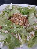 Ensalada de lechuga con pera y nuez