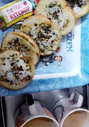 A picture of Cheese garlic bread toast.