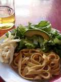 Fetuccini artesanal con ensalada y aderezo de romero y albahaca
