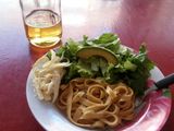 Fetuccini artesanal con ensalada y aderezo de romero y albahaca