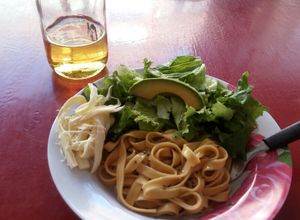 Una foto de Fetuccini artesanal con ensalada y aderezo de romero y albahaca