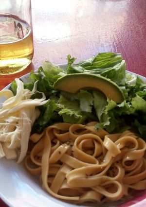 Una foto de Fetuccini artesanal con ensalada y aderezo de romero y albahaca