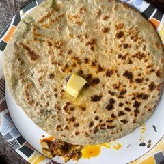 A picture of Methi Aloo parathas.