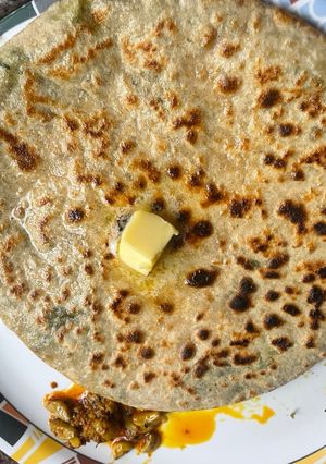 A picture of Methi Aloo parathas.