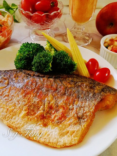 香煎鱸魚排佐莎莎醬海鮮 的食譜成品照片