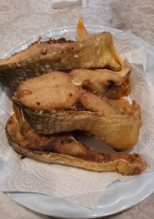 Una foto de Dorado con papas
