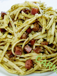 Una foto de Espaguettis con jamón al pesto