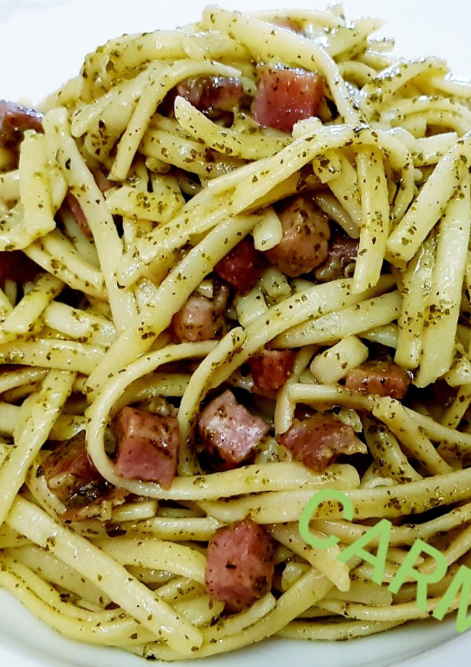 Una foto de Espaguettis con jamón al pesto