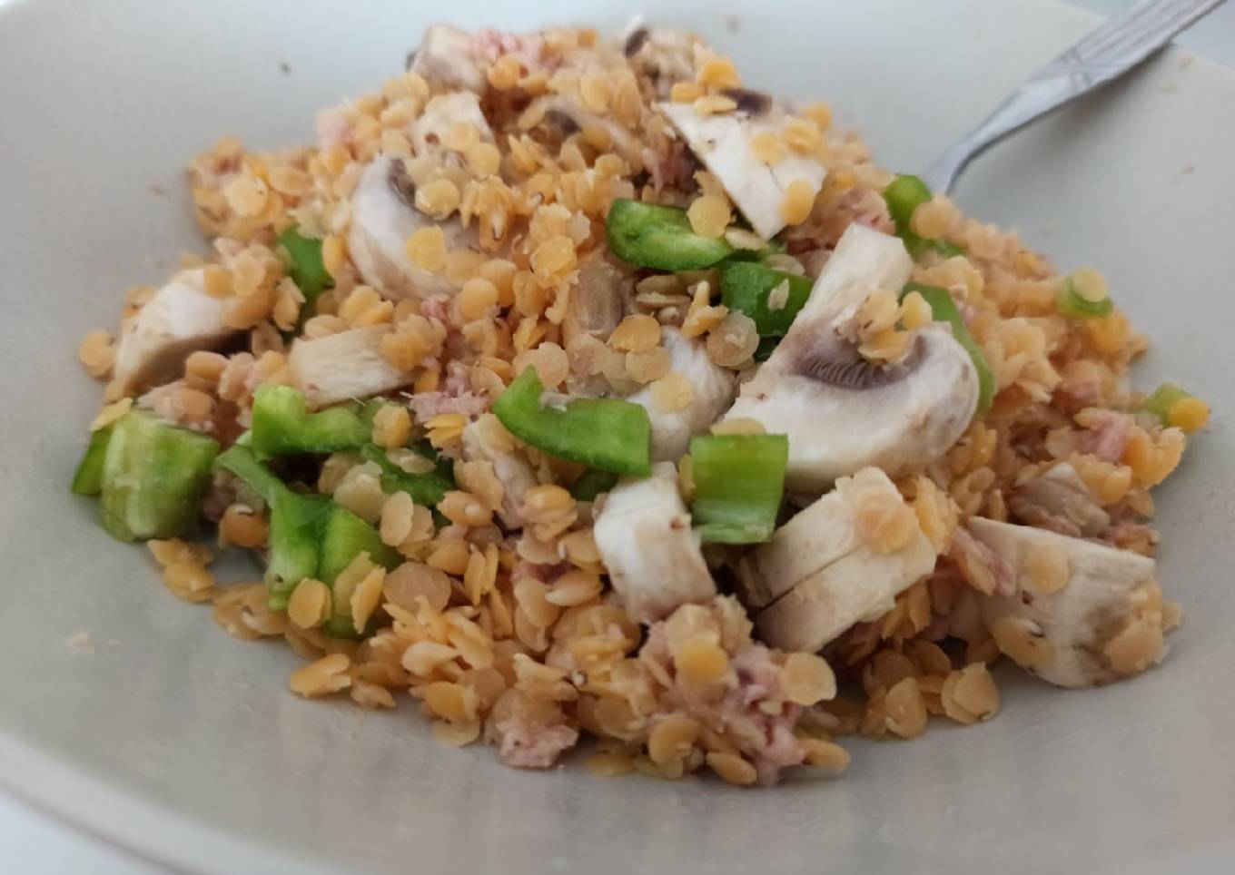 Lentejas rojas con verduras y atún