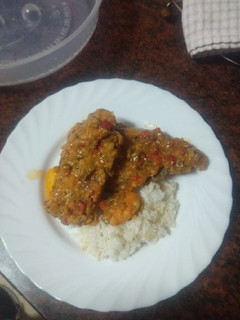 Una foto de Chuletas de bonito con langostinos en salsa