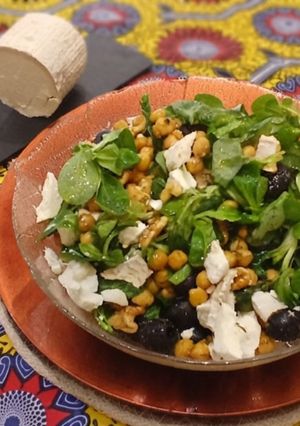 Una foto de Ensalada de Garbanzos Tostados con Canónigos y Rulo de Cabra