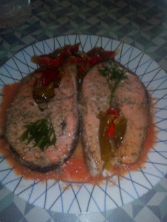 Una foto de Salmón con limón y hierbas aromáticas