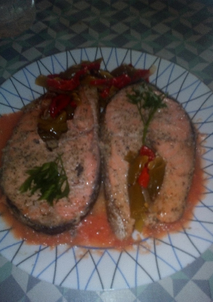Una foto de Salmón con limón y hierbas aromáticas