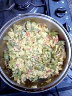 Una foto de Habichuelas con Guiso, Huevo y Queso