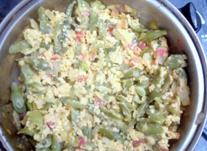 Una foto de Habichuelas con Guiso, Huevo y Queso