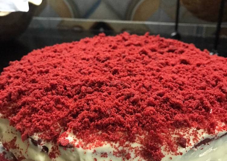 Red velvet cake with cream cheese frosting (gluten free)