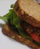Sándwich de pan integral multicereal bajo en sal con atún, tomate y rúcula
