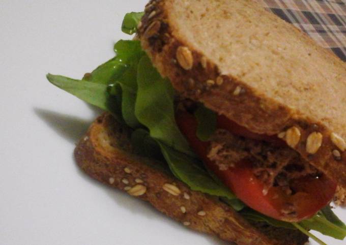 Foto principal de Sándwich de pan integral multicereal bajo en sal con atún, tomate y rúcula