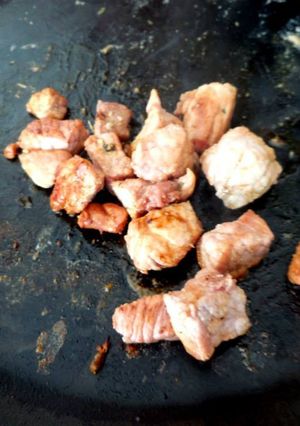 Una foto de Puerco en chile y jugo de naranja