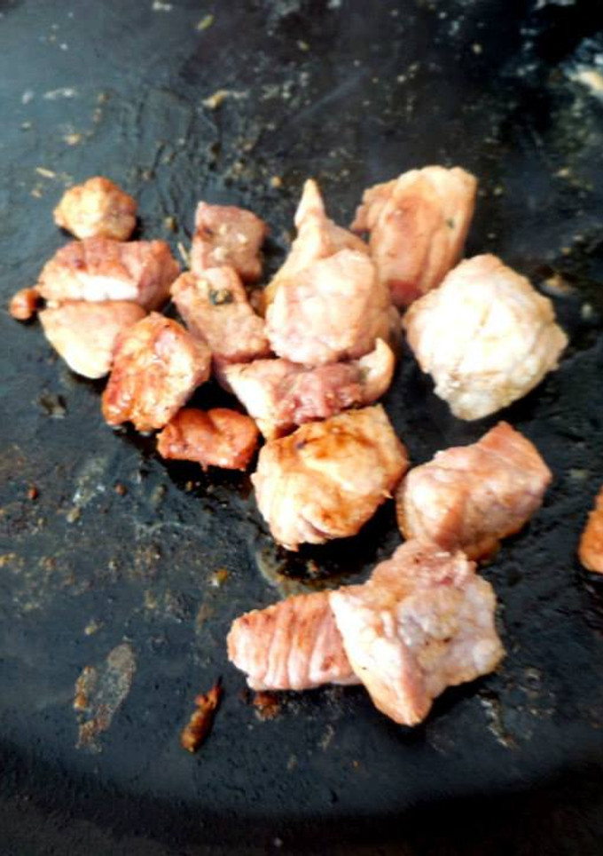 Una foto de Puerco en chile y jugo de naranja