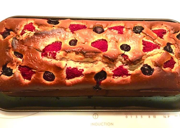 Plumcake allo yogurt greco ai frutti di bosco