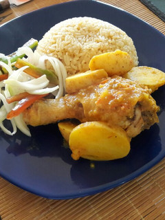 Una foto de Muslos de pollo guisados