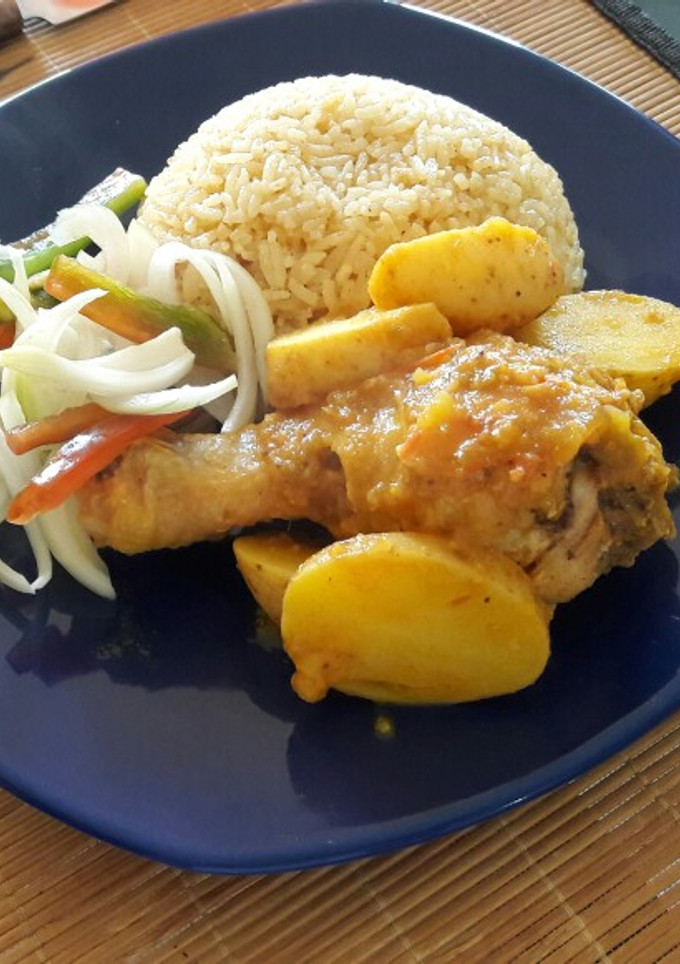Una foto de Muslos de pollo guisados