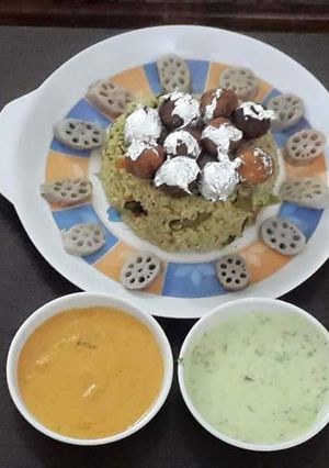 A picture of Haryali moti biryani with haryali raita.