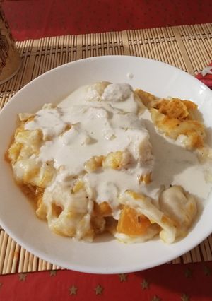 Una foto de Raviolis rellenos de calabaza con crema de grana padano