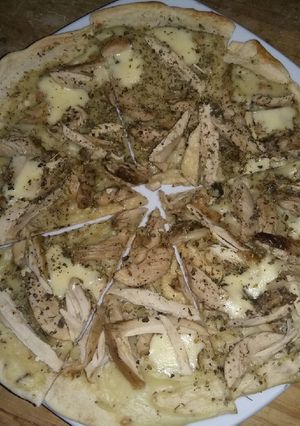 Una foto de Pizza tajna con pollo