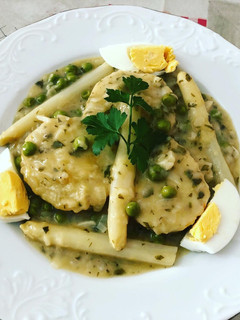 Una foto de Merluza en salsa al vino blanco