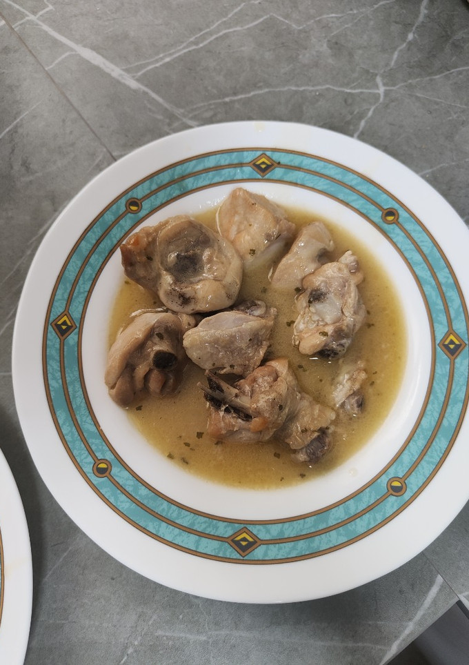 Una foto de Pollo al ajillo con cava