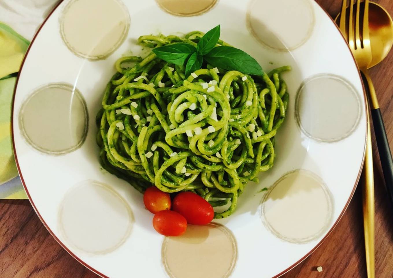 Pasta in Spinach and Basil Sauce